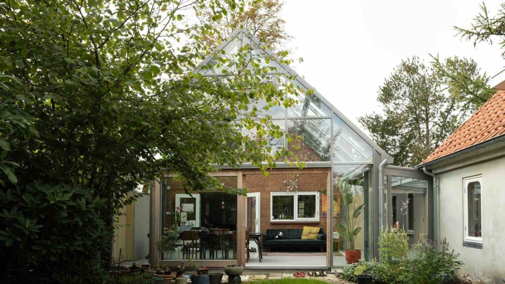 Huis met glazen aanbouw je-architecten